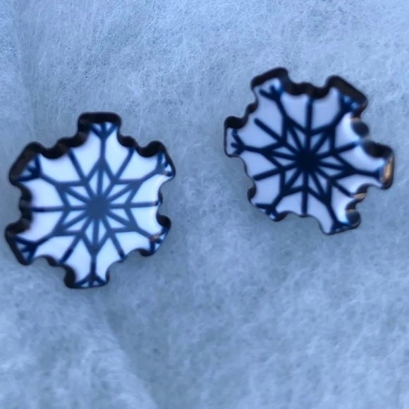 Snowflake Stud Earrings - Picture 1 of 3